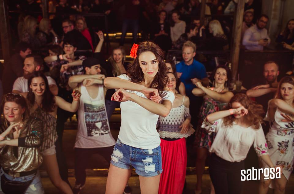 Pokaz taneczny w wykonaniu Salsa Sabrosa Dance Studio